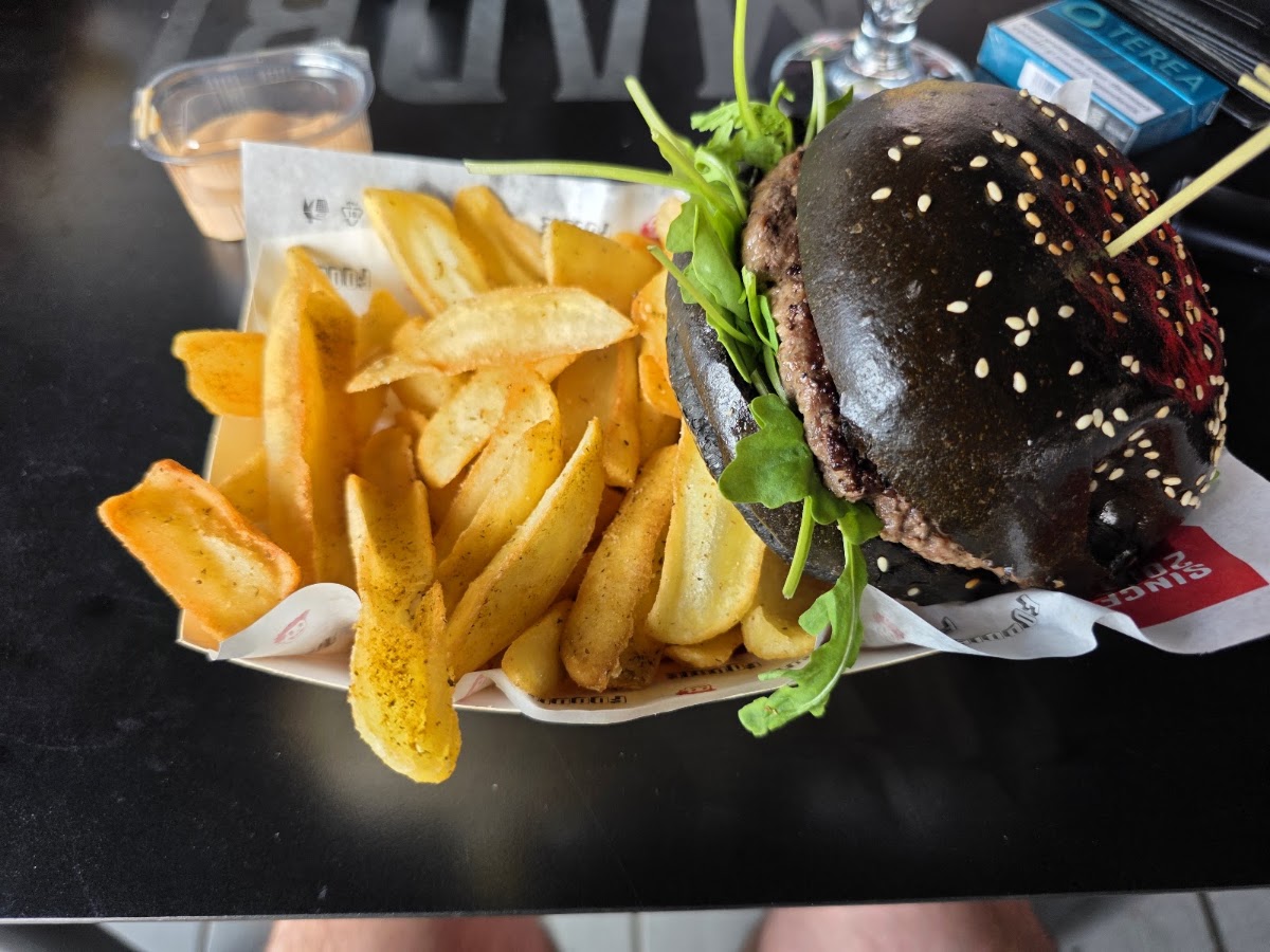 Foodie burger cu chiflă neagră și cartofi prăjiți