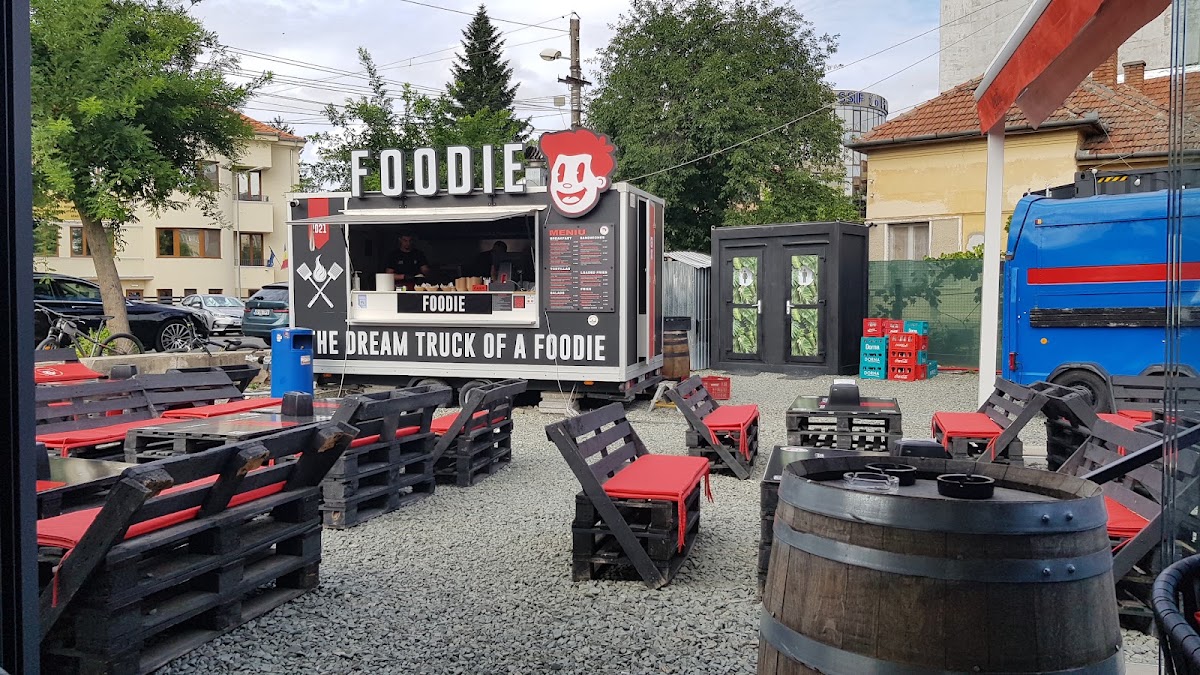 Rulota Foodie din Arad cu terasa cu paleti si scaune rosii