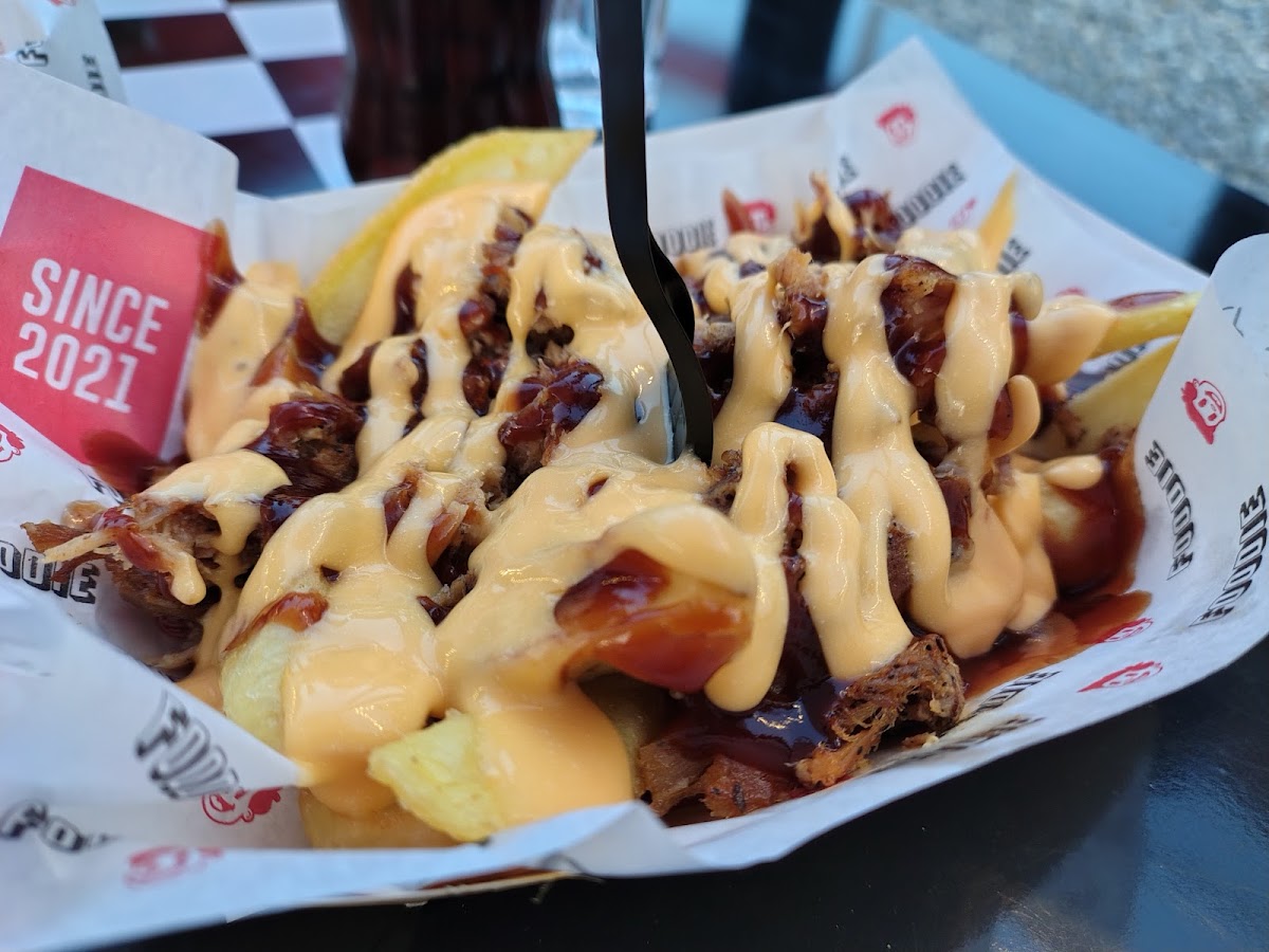 Loaded fries cu pulled pork și sos cheddar la Foodie Arad